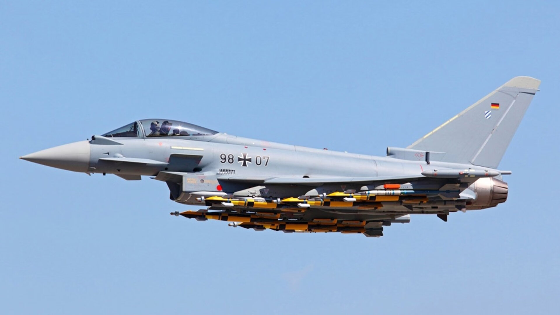 极速与节奏，F1揭幕战的科技飓风与马里足球的战术交响